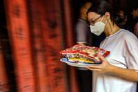 Xem sĩ tử Hà Nội mang số báo danh, mướt mồ hôi đến Văn Miếu cầu may trước kỳ thi vào lớp 10