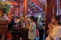 Xem sĩ tử Hà Nội mang số báo danh, mướt mồ hôi đến Văn Miếu cầu may trước kỳ thi vào lớp 10