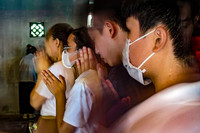 Xem sĩ tử Hà Nội mang số báo danh, mướt mồ hôi đến Văn Miếu cầu may trước kỳ thi vào lớp 10