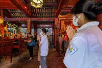 Xem sĩ tử Hà Nội mang số báo danh, mướt mồ hôi đến Văn Miếu cầu may trước kỳ thi vào lớp 10