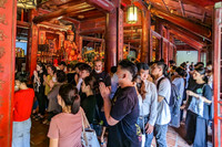 Xem sĩ tử Hà Nội mang số báo danh, mướt mồ hôi đến Văn Miếu cầu may trước kỳ thi vào lớp 10