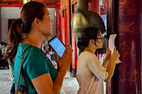 Xem sĩ tử Hà Nội mang số báo danh, mướt mồ hôi đến Văn Miếu cầu may trước kỳ thi vào lớp 10