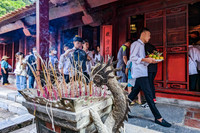 Xem sĩ tử Hà Nội mang số báo danh, mướt mồ hôi đến Văn Miếu cầu may trước kỳ thi vào lớp 10