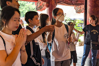 Xem sĩ tử Hà Nội mang số báo danh, mướt mồ hôi đến Văn Miếu cầu may trước kỳ thi vào lớp 10