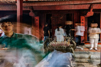 Xem sĩ tử Hà Nội mang số báo danh, mướt mồ hôi đến Văn Miếu cầu may trước kỳ thi vào lớp 10