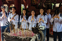 Xem sĩ tử Hà Nội mang số báo danh, mướt mồ hôi đến Văn Miếu cầu may trước kỳ thi vào lớp 10