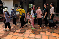 Xem sĩ tử Hà Nội mang số báo danh, mướt mồ hôi đến Văn Miếu cầu may trước kỳ thi vào lớp 10