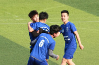 [ẢNH] Loạt trận 14h30 ngày 13-1-2021