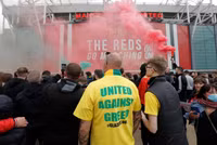 [ẢNH] CĐV quá khích làm loạn sân Old Trafford trước đại chiến M.U - Liverpool