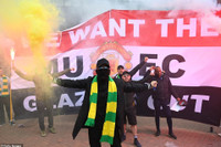 [ẢNH] CĐV quá khích làm loạn sân Old Trafford trước đại chiến M.U - Liverpool