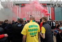 [ẢNH] CĐV quá khích làm loạn sân Old Trafford trước đại chiến M.U - Liverpool