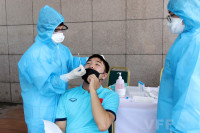 [ẢNH] HLV Park, Công Phượng, Quang Hải và ĐT Việt Nam xét nghiệm Covid-19