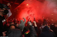 [ẢNH] CĐV quá khích làm loạn sân Old Trafford trước đại chiến M.U - Liverpool