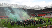 [ẢNH] CĐV quá khích làm loạn sân Old Trafford trước đại chiến M.U - Liverpool