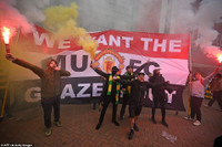 [ẢNH] CĐV quá khích làm loạn sân Old Trafford trước đại chiến M.U - Liverpool