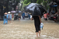 Lũ sông Hồng dâng cao, nhiều khu dân cư ven sông sát trung tâm Hà Nội ngập sâu 