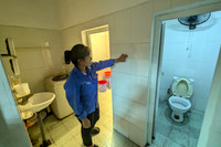 Ảnh: Người dân vùng ngập do nước sông Hồng lên cao ở Hà Nội được di dời đến nơi an toàn