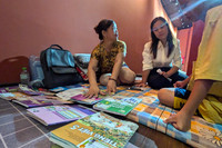 Ảnh: Người dân vùng ngập do nước sông Hồng lên cao ở Hà Nội được di dời đến nơi an toàn