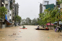 Lũ sông Hồng dâng cao, nhiều khu dân cư ven sông sát trung tâm Hà Nội ngập sâu 
