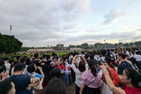 Hàng nghìn người cùng hát Quốc ca khi dự lễ thượng cờ sáng 2-9 tại Hà Nội