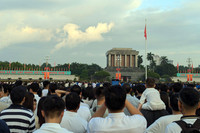 Hàng nghìn người cùng hát Quốc ca khi dự lễ thượng cờ sáng 2-9 tại Hà Nội