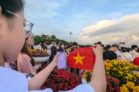 Hàng nghìn người cùng hát Quốc ca khi dự lễ thượng cờ sáng 2-9 tại Hà Nội