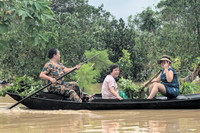 Ảnh: Người Hà Nội bất ngờ khi nước sông Hồng lên nhanh, tràn vào khu dân cư