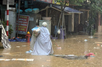 Lũ sông Hồng dâng cao, nhiều khu dân cư ven sông sát trung tâm Hà Nội ngập sâu 