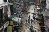 Lũ sông Hồng dâng cao, nhiều khu dân cư ven sông sát trung tâm Hà Nội ngập sâu 