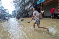 Ảnh: Nước lũ sông Hồng bắt đầu rút chậm, người dân Hà Nội chuẩn bị dọn dẹp nhà cửa