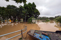 Ảnh: Người Hà Nội bất ngờ khi nước sông Hồng lên nhanh, tràn vào khu dân cư