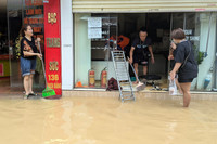 Ảnh: Nước lũ sông Hồng bắt đầu rút chậm, người dân Hà Nội chuẩn bị dọn dẹp nhà cửa