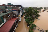 Lũ sông Hồng dâng cao, nhiều khu dân cư ven sông sát trung tâm Hà Nội ngập sâu 
