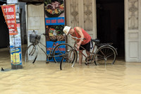 Ảnh: Nước lũ sông Hồng bắt đầu rút chậm, người dân Hà Nội chuẩn bị dọn dẹp nhà cửa