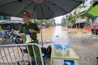 Lũ sông Hồng dâng cao, nhiều khu dân cư ven sông sát trung tâm Hà Nội ngập sâu 