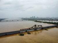 Ảnh: Nước lũ sông Hồng bắt đầu rút chậm, người dân Hà Nội chuẩn bị dọn dẹp nhà cửa