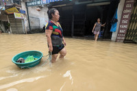 Ảnh: Nước lũ sông Hồng bắt đầu rút chậm, người dân Hà Nội chuẩn bị dọn dẹp nhà cửa