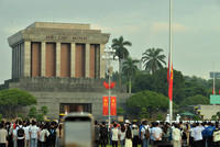 Hàng nghìn người cùng hát Quốc ca khi dự lễ thượng cờ sáng 2-9 tại Hà Nội