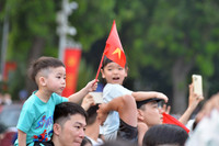 Hàng nghìn người cùng hát Quốc ca khi dự lễ thượng cờ sáng 2-9 tại Hà Nội