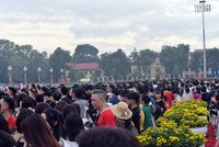 Hàng nghìn người cùng hát Quốc ca khi dự lễ thượng cờ sáng 2-9 tại Hà Nội