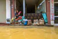 Ảnh: Nước lũ sông Hồng bắt đầu rút chậm, người dân Hà Nội chuẩn bị dọn dẹp nhà cửa