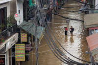 Ảnh: Nước lũ sông Hồng bắt đầu rút chậm, người dân Hà Nội chuẩn bị dọn dẹp nhà cửa