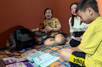 Ảnh: Người dân vùng ngập do nước sông Hồng lên cao ở Hà Nội được di dời đến nơi an toàn