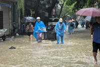 Lũ sông Hồng dâng cao, nhiều khu dân cư ven sông sát trung tâm Hà Nội ngập sâu 