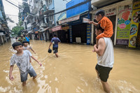 Ảnh: Nước lũ sông Hồng bắt đầu rút chậm, người dân Hà Nội chuẩn bị dọn dẹp nhà cửa