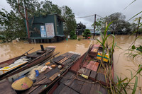 Ảnh: Người Hà Nội bất ngờ khi nước sông Hồng lên nhanh, tràn vào khu dân cư