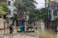 Ảnh: Nước lũ sông Hồng bắt đầu rút chậm, người dân Hà Nội chuẩn bị dọn dẹp nhà cửa