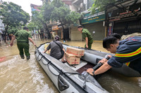Ảnh: Nước lũ sông Hồng bắt đầu rút chậm, người dân Hà Nội chuẩn bị dọn dẹp nhà cửa