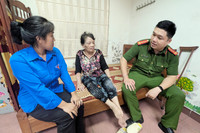 Ảnh: Người dân vùng ngập do nước sông Hồng lên cao ở Hà Nội được di dời đến nơi an toàn