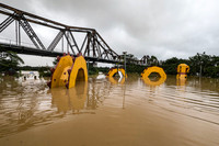 Ảnh: Người Hà Nội bất ngờ khi nước sông Hồng lên nhanh, tràn vào khu dân cư